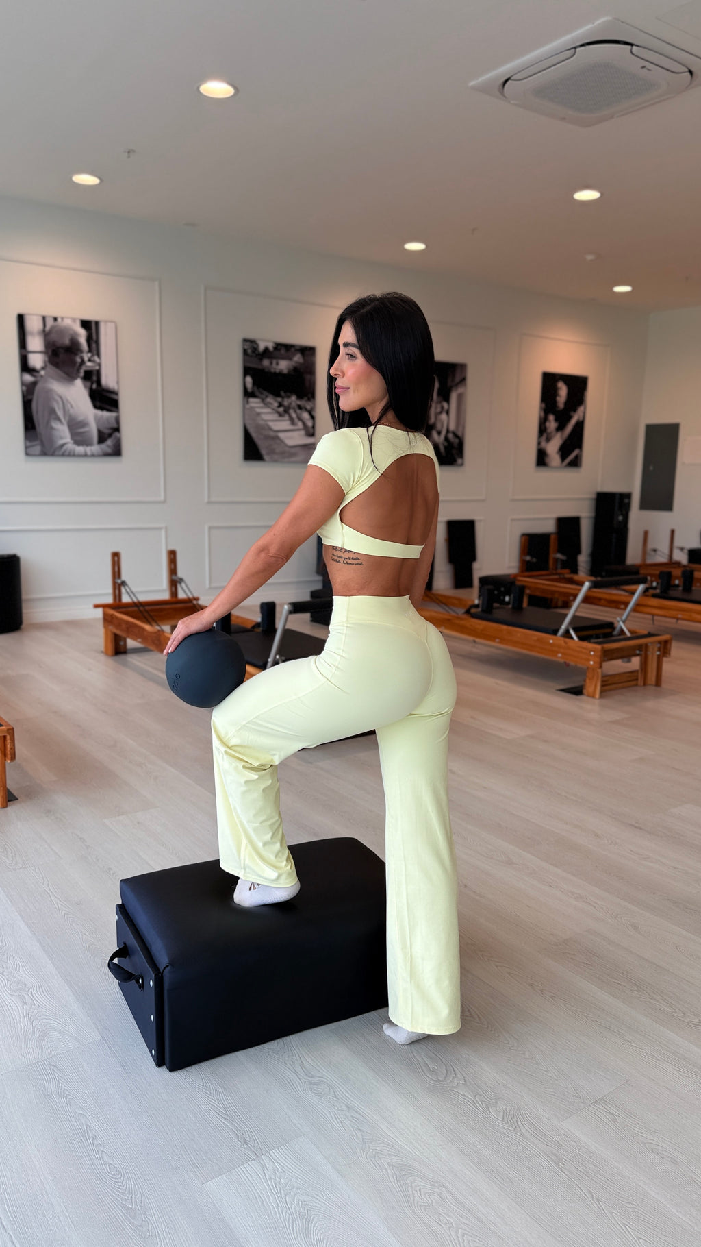 Leggings Wide Leg Pure Bliss color Yellow Butter, vista lateral de espalda