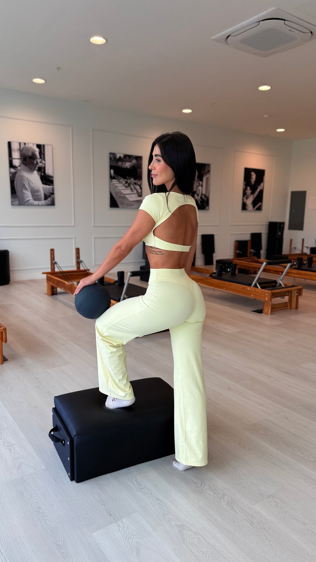 Crop Top Pure Bliss color Yellow Butter, vista de espalda abierta