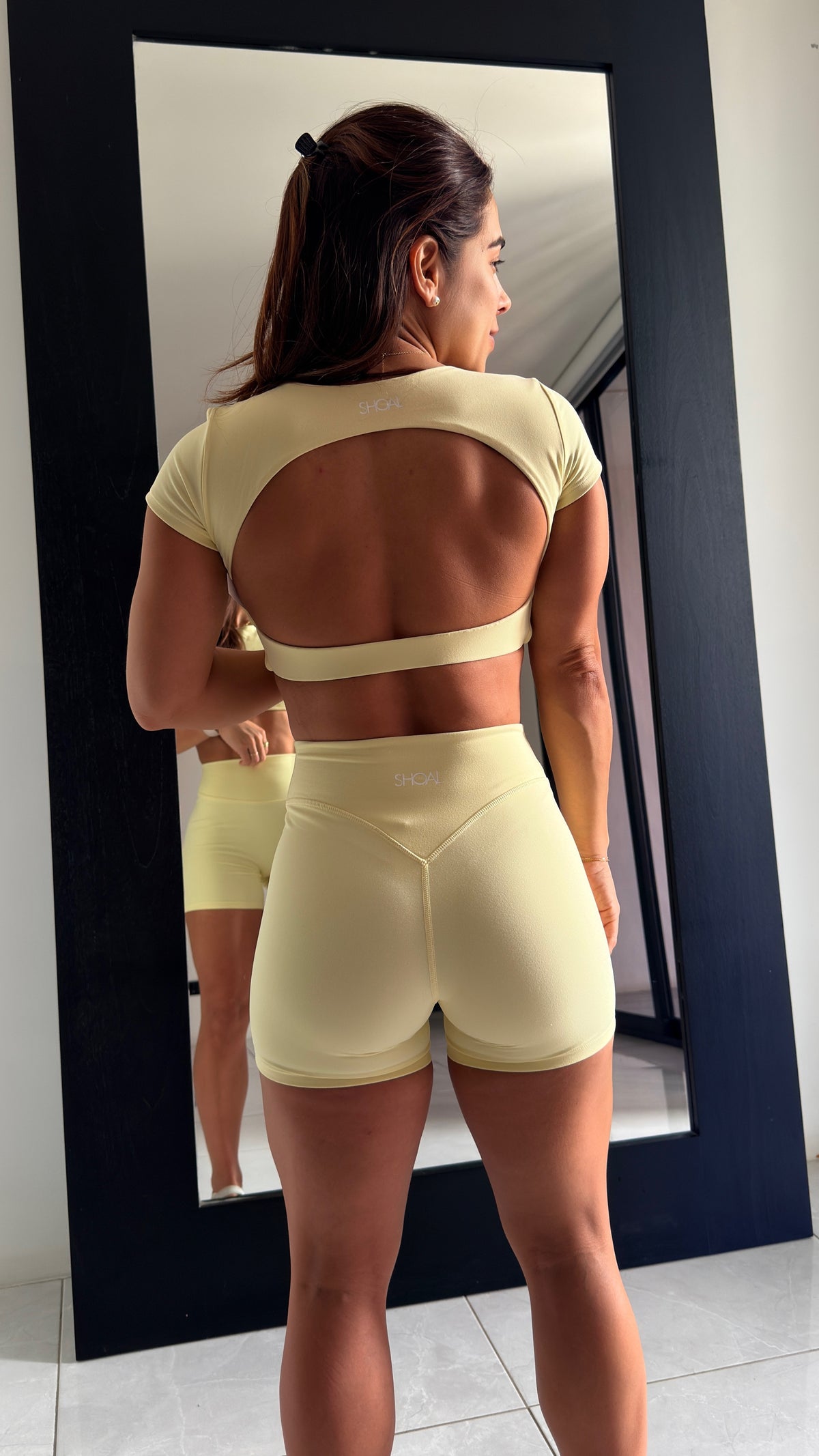 Shorts Pure Bliss color Butter Yellow, vista de espalda
