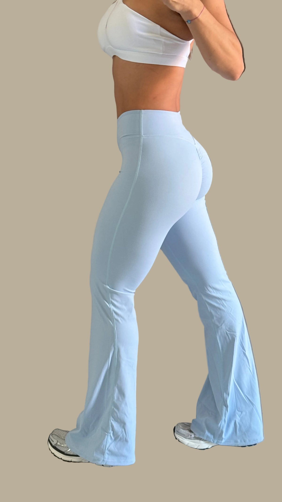 Cold Flare Leggings color Celeste, vista lateral con scrunch en el glúteo