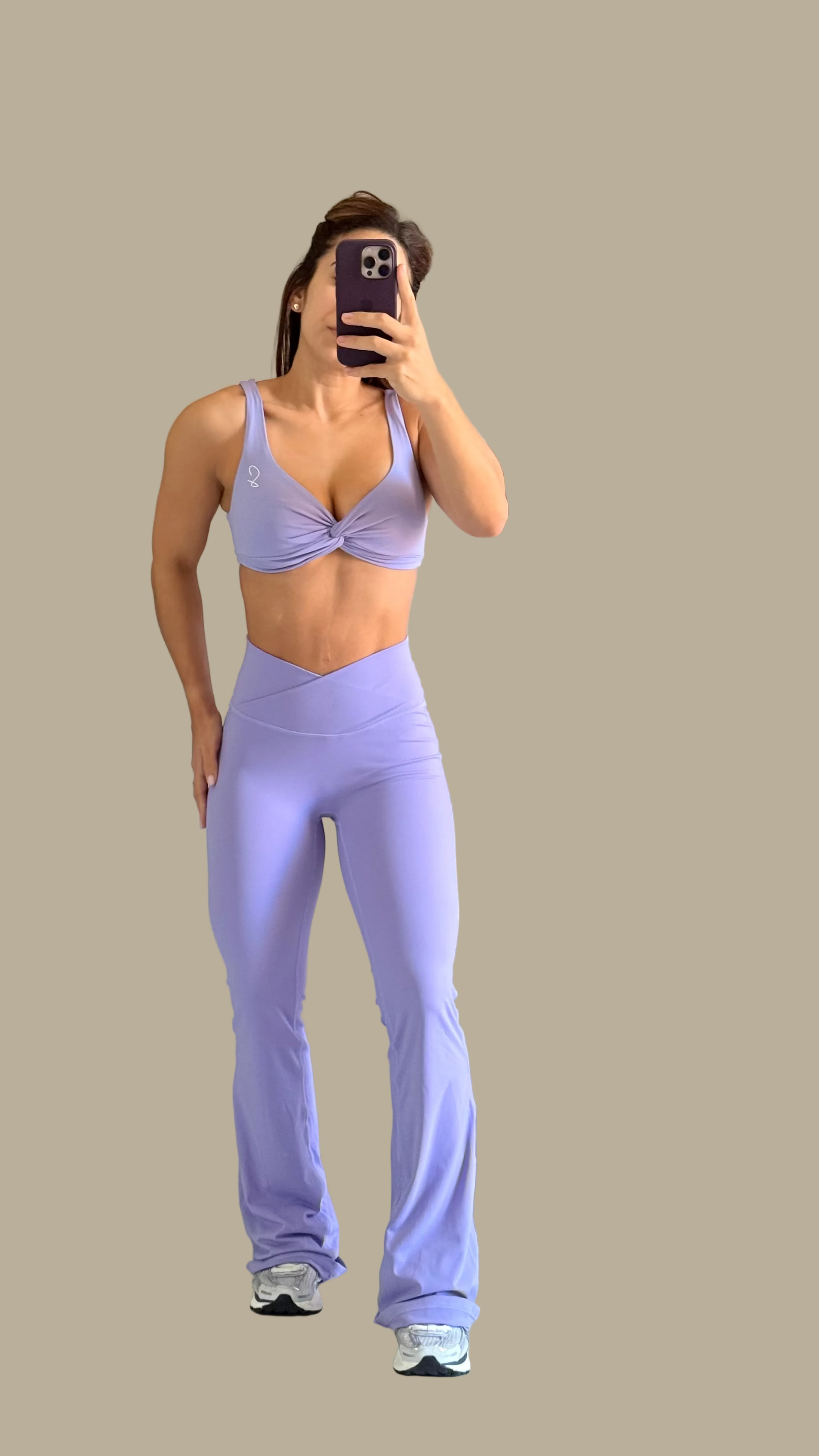 Serena Set color Lilac Haze, vista frontal con top twist y leggings flare
