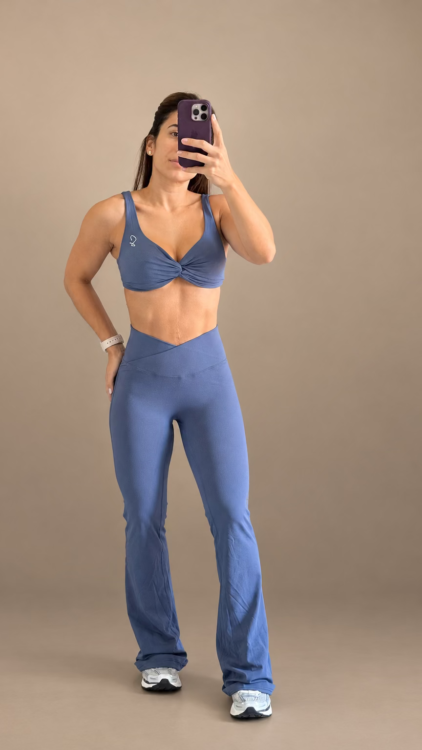 Serena Set color Dusty Blue, vista frontal con top twist y leggings flare
