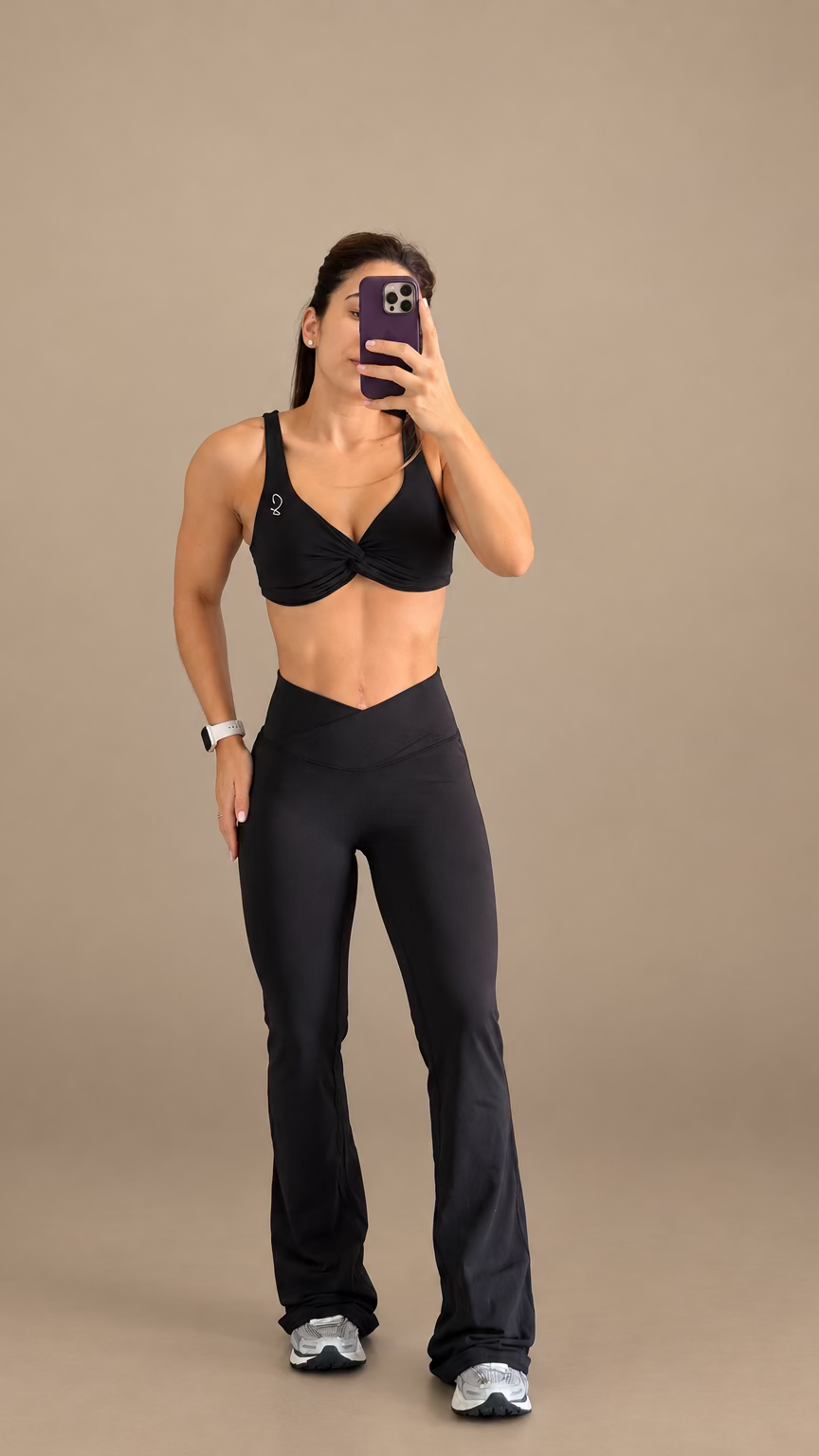 Serena Set color Black, vista frontal con top twist y leggings flare