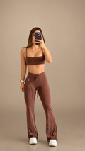 Chelsie Set Flare color Chocolate, vista frontal con top recto y leggings flare