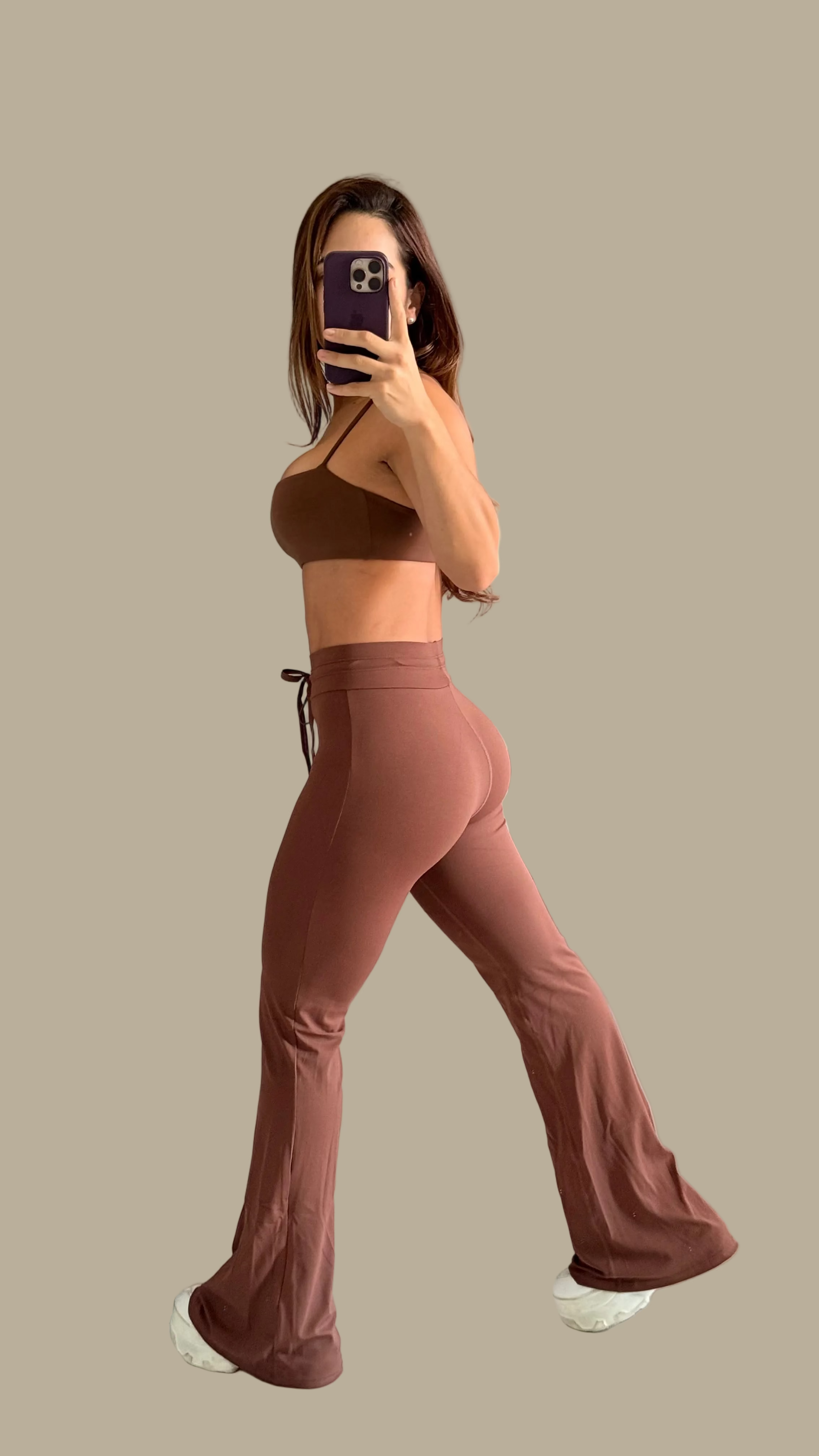 Chelsie Set Flare color Chocolate, vista lateral estilo flare