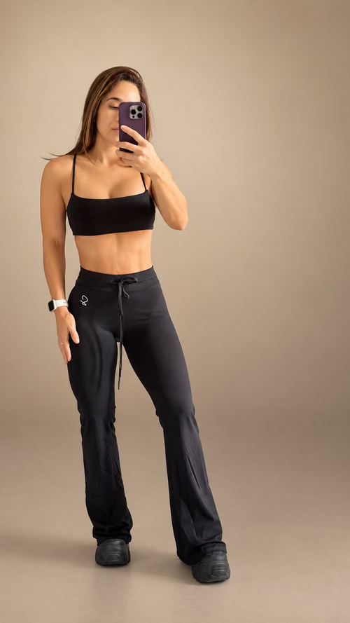 Chelsie Set Flare color Black, vista frontal con top recto y leggings flare