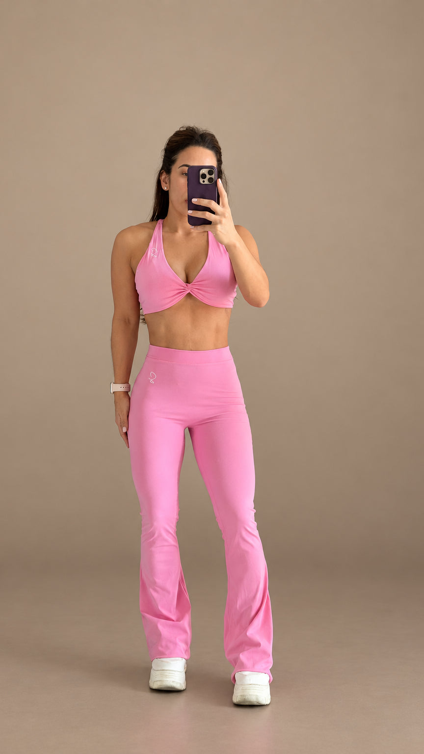 Set Sara Flare color Candy Pink, vista frontal con top twist y leggings flare
