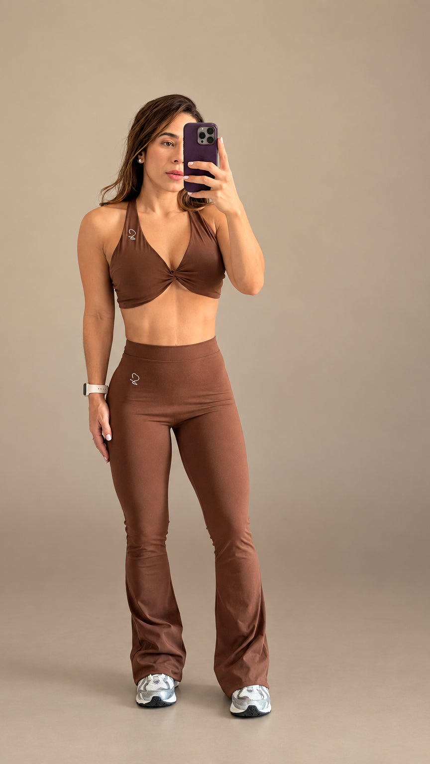 Set Sara Flare color Mocha, vista frontal con top twist y leggings flare