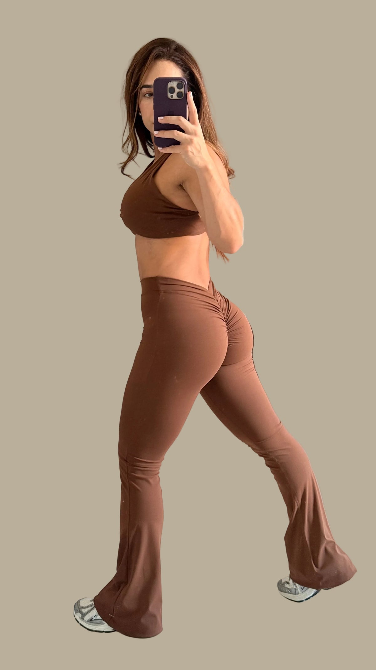 Set Sara Flare color Mocha, vista lateral con scrunch en el glúteo