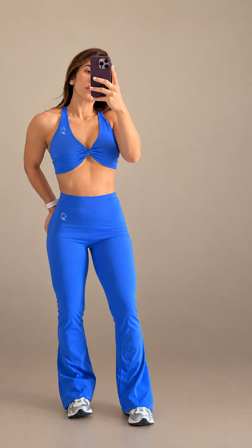 Set Sara Flare color Royal Blue, vista frontal con top twist y leggings flare