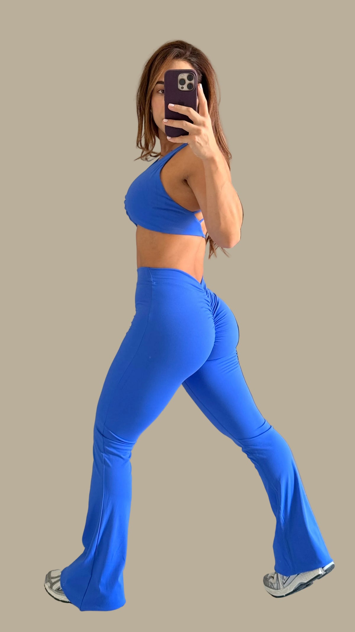 Set Sara Flare color Royal Blue, vista lateral con scrunch en el glúteo
