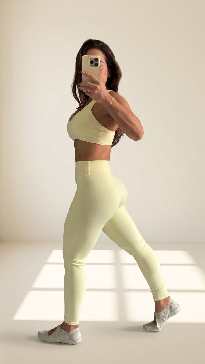 Leggings Pure Bliss color Yellow Butter, vista lateral con scrunch en el glúteo